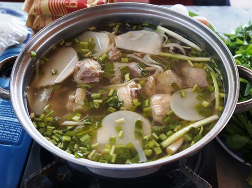 cach-nau-lau-ga-mang-chua